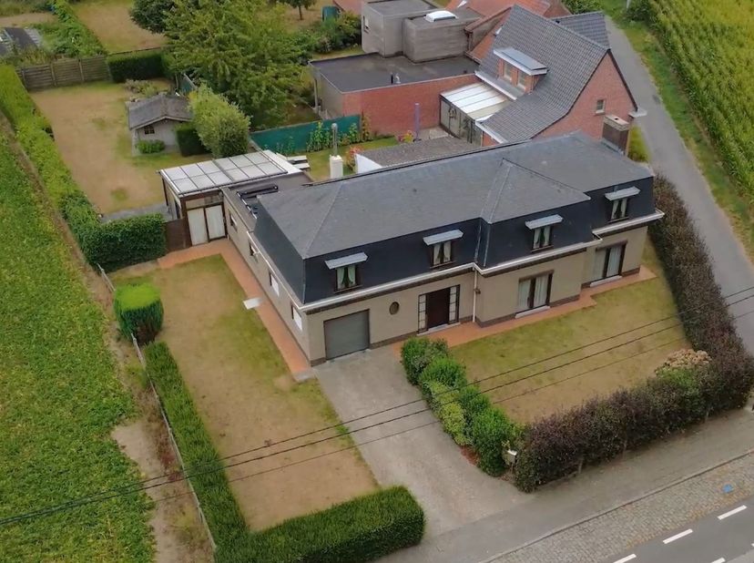 Op zoek naar een ruime, goed onderhouden alleenstaande woning met een zonnige tuin en heel wat praktische troeven? <br />
Deze woning in Avelgem heeft