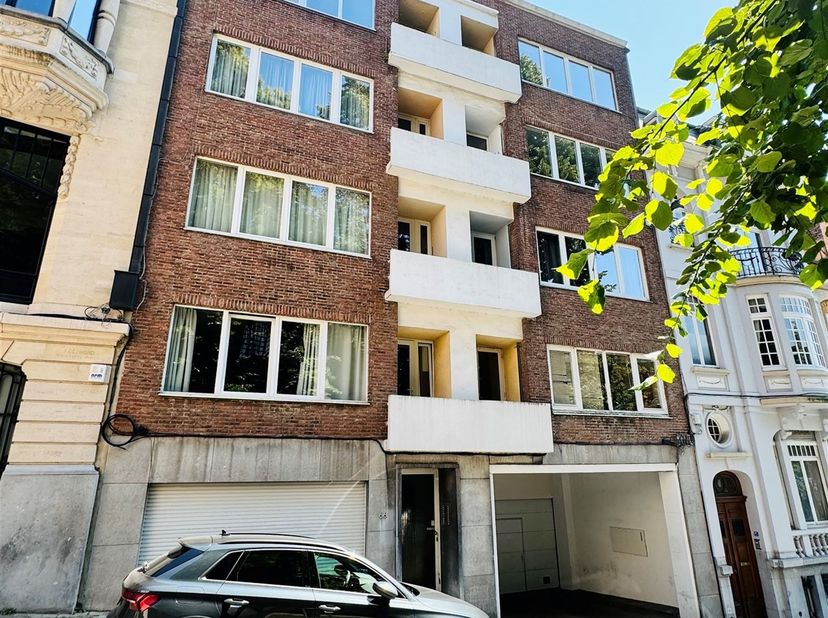 IXELLES – STUDIO ÉTUDIANT AVEC TERRASSE<br />
Charmant et lumineux studio étudiant de 45 m², situé dans un immeuble bien entretenu au cœur d’Ixelles.