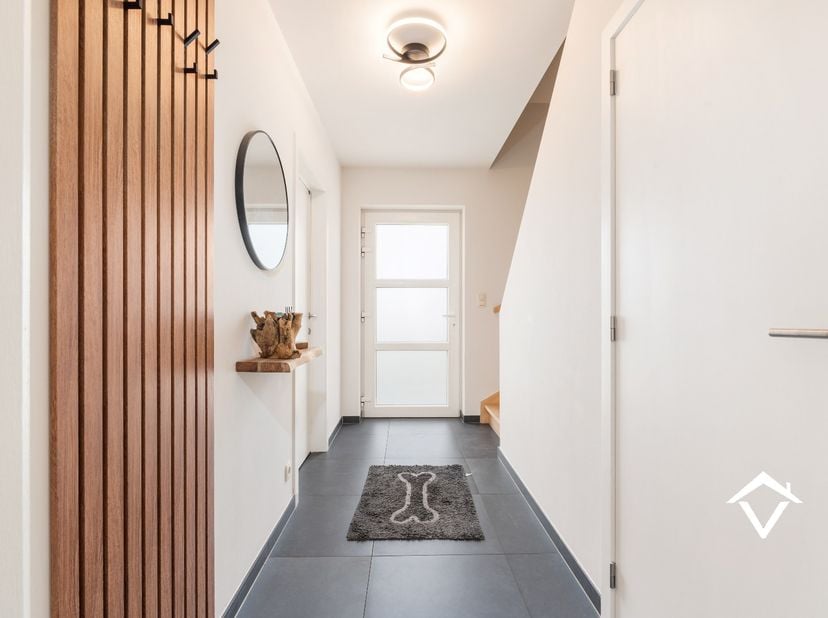 Deze instapklare halfopen woning, gebouwd in 2019, bevindt zich in een rustige en kindvriendelijke woonwijk in De Mokker, Koekelare. Dankzij de liggin