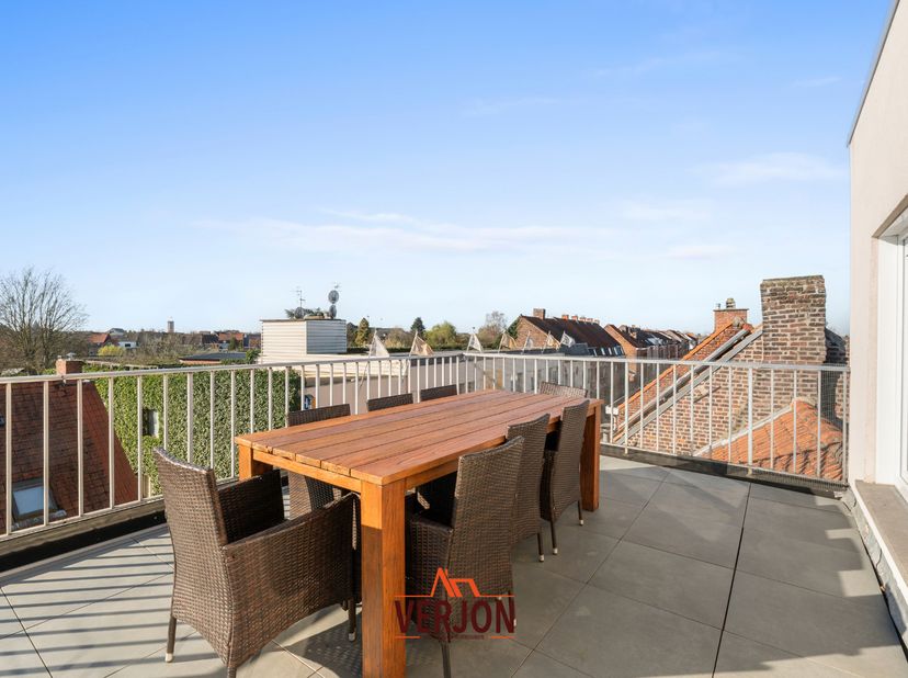 Bij het betreden van dit lichtrijke appartement komt u terecht in de ruime en aangename woonkamer (ca. 32 m²), die naadloos overgaat in een modern ing