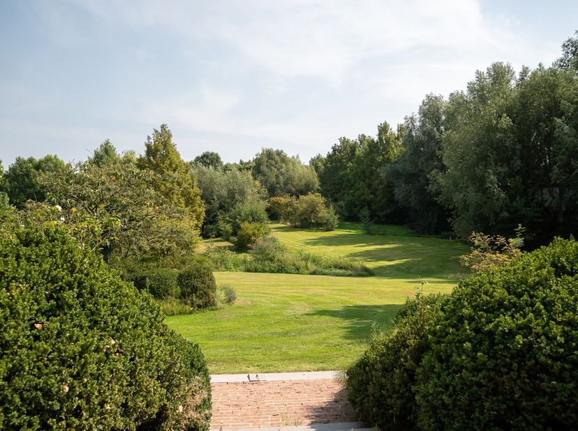 Ontdek bij Christie's Real Estate Belgium dit prestigieuze pand in Silly, vlakbij Enghien. Dit domein van ongeveer 5 hectare biedt een elegante, comfo