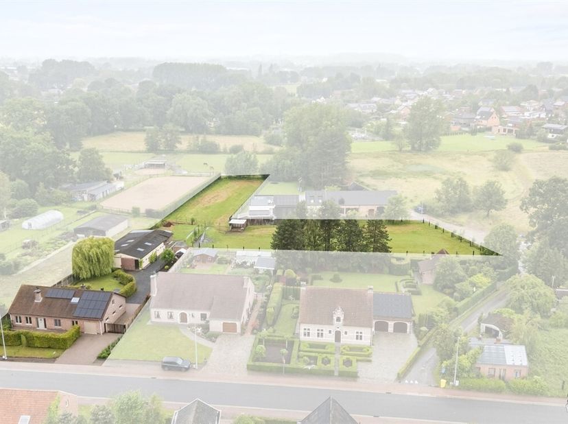 Ruime gezinswoning met paardenaccommodatie op een perceel van 5.060 m²<br />
Op een prachtig perceel van maar liefst 5.060 m² bevindt zich deze karakt