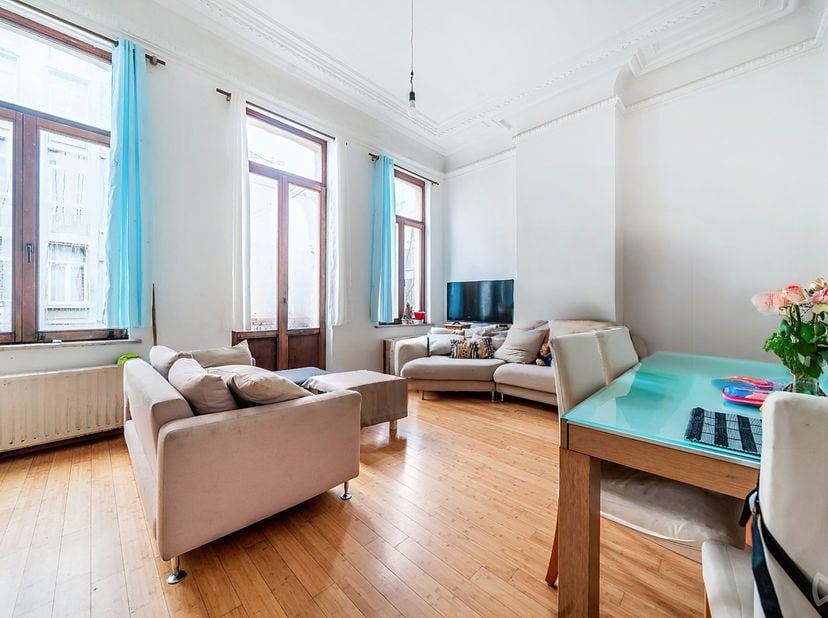 Info et visites - 02 315 51 71<br />
We Invest a le plaisir de vous présenter ce spacieux triplex d’environ 130 m² idéalement situé rue de Mérode à Sa