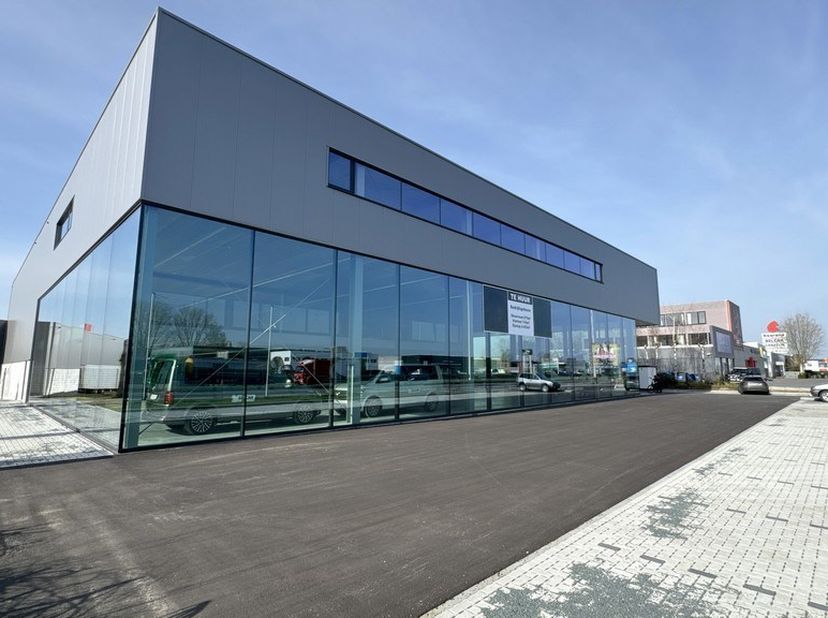 Gloednieuw bedrijfspand bestaande uit 615m² showroom met 260m² mezzanine, 745m² kantoor en 1.350m² magazijn, uitbreidbaar met 3.075m² vernieuwbouw mag