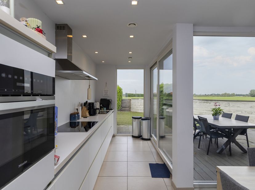 Op zoek naar een energiezuinige, gerenoveerde woning op een centrale locatie? Deze charmante halfopen bebouwing in Beke (Waarschoot), deelgemeente van
