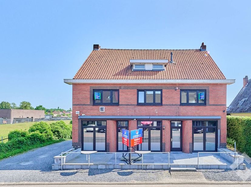 Opbrengsteigendom te koop op gunstige locatie in Lommel, gelegen op de verbindingsweg tussen het centrum van Lommel en Barrier. <br />
Deze eigendom b