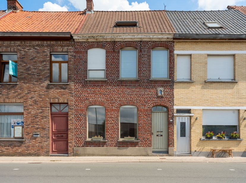 Instapklare woning met gezellige tuin zoekt nieuwe eigenaars!<br />
We betreden de woning via de inkomhal met gastentoilet en komen vervolgens in de a