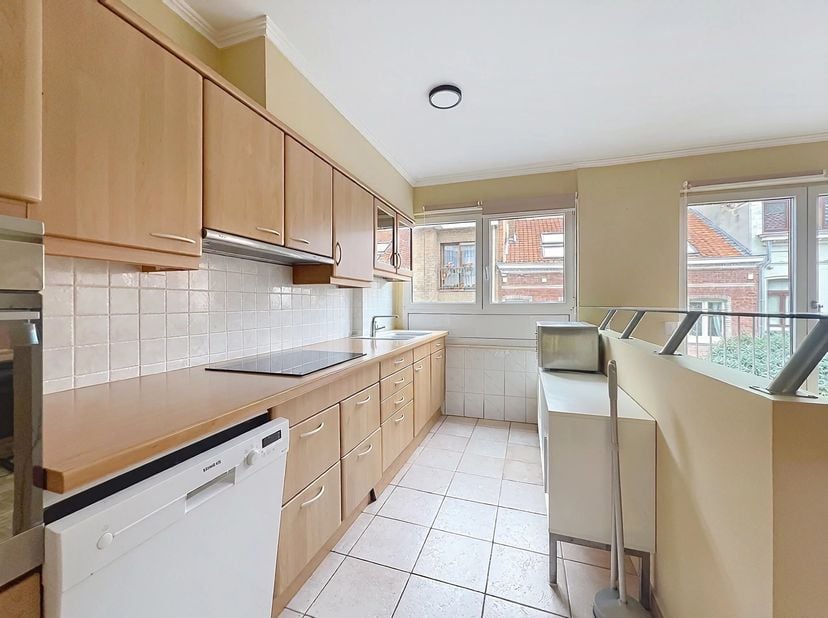 Gepresenteerd door Carla Rodriguez : 0494 07 97 54 / carla.rodriguez@victoire.be<br />
Victoire Junot biedt u dit lichte gemeubileerde appartement aan