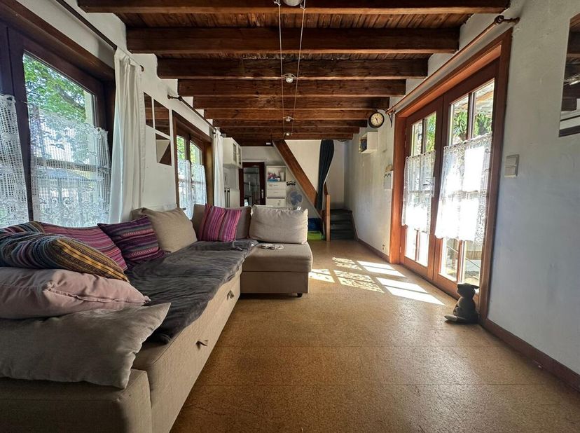 Woning met 2 slaapkamers en buitenruimte <br />
Beschrijving:<br />
Deze woning beschikt over een leefruimte met veel natuurlijke lichtinval en zichtb