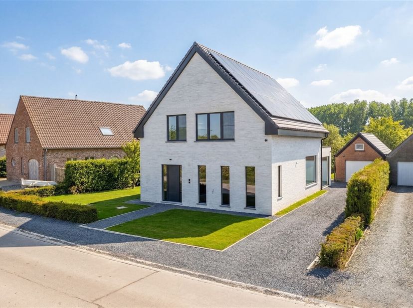 In het rustige en gegeerde Westrem bevindt zich deze sublieme, volledig gerenoveerde villa met externe garage. De woning geniet van een serene ligging