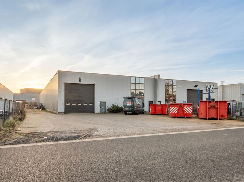 Ce hall industriel est idéalement situé sur un site industriel à Pelt, avec une excellente accessibilité via les autoroutes N71 et N74. Cela permet d'