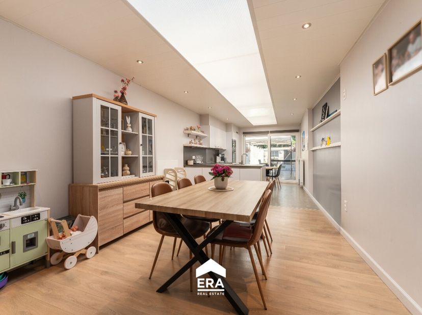 Rustig gelegen en verzorgde woning te Ardooie met 3 slaapkamers en garage + uitweg achteraan.Instapklare woning met conforme elektriciteit en zonder r