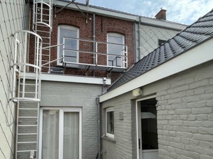 Kamer te huur in het centrum van Tielt<br />
Mooie kamer te huur in hartje Tielt. Je beschikt over een eigen kamer met toegang tot een gedeelde badkam