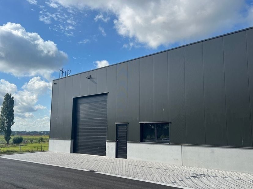 445m² nieuwbouw magazijn met 2 parkeerplaatsen<br />
Ligging: langs de N35 tussen Tielt en Deinze, met vlotte verbinding naar de E17 en E40 op amper 1
