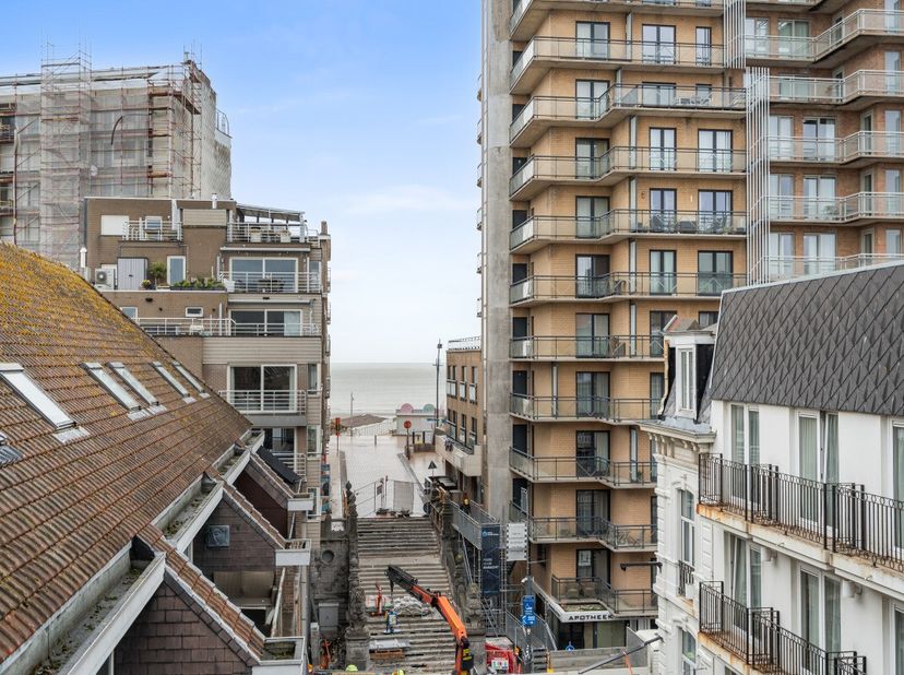 Blankenberge: Instapklaar appartement met 2 slaapkamers en terras te koop vlakbij zee! Op de 4e verdieping van de moderne residentie "Star Clipper" vi