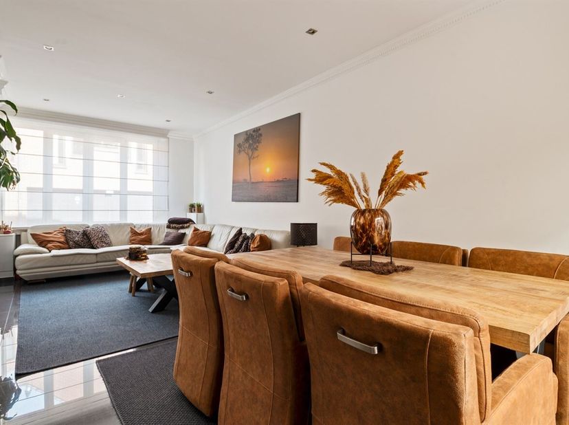 Ligging: Deze ruime woning is rustig doch centraal gelegen in Merksem. Verschillende scholen, winkels, horeca, sportgelegenheden en het openbaar vervo