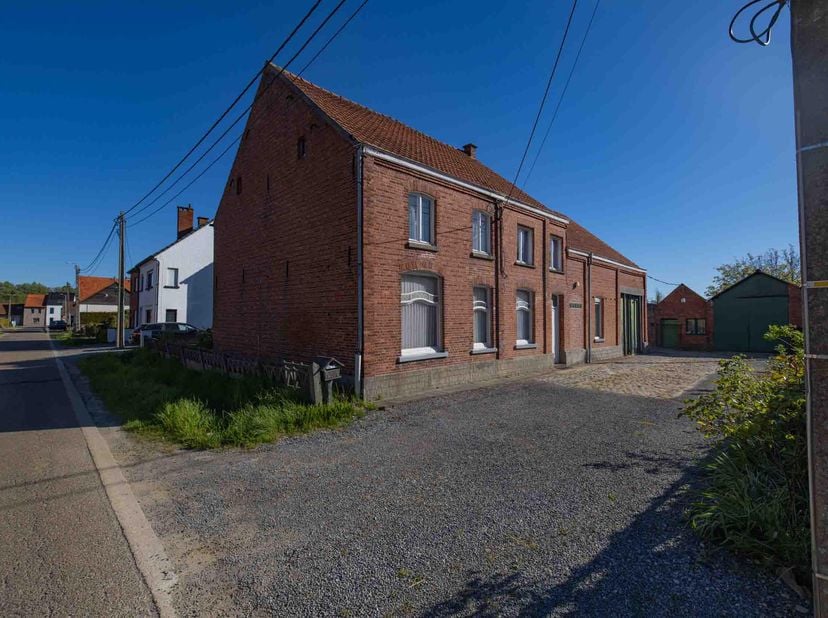 WONING MET GRONDEN<br />
<br />
Notaris Dirk MICHIELS te Aarschot, Boudewijnlaan 19 (tel 016/56.17.74 – www.notarissenmsp.be) zal via www.biddit.be aa