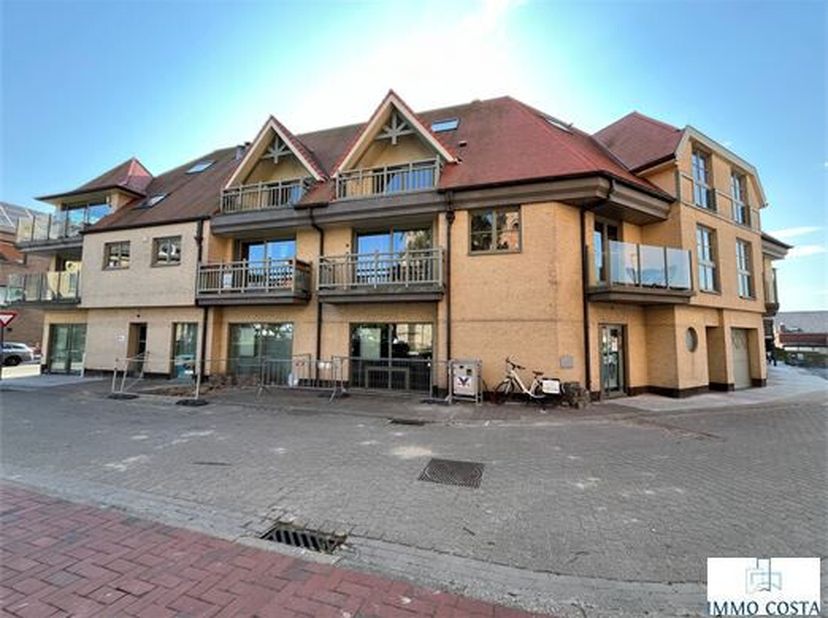 Ce spacieux immeuble commercial de 229 m² situé sur la Oudstrijdersplein 15 à Middelkerke offre des possibilités infinies aux entrepreneurs. <br />
Gr