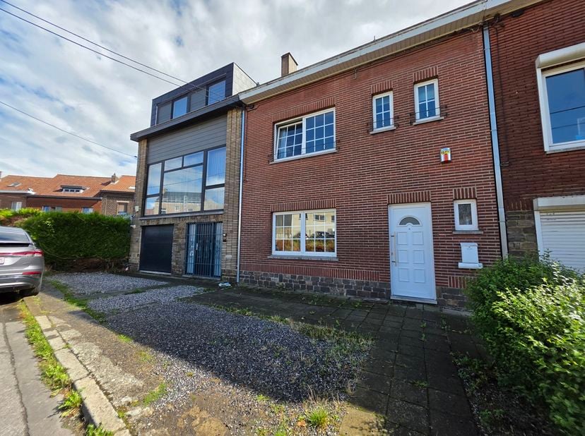 Belle maison 3 chambres avec garage et jardin à Montignies-Sur-Sambre<br />
Idéalement située à Montignies-sur-Sambre, cette agréable maison offre de