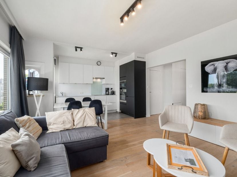 Gemeubeld appartement met 3 slaapkamers te huur Bent u op zoek naar een comfortabele woning op een rustige locatie aan de kust? Dit gemeubelde apparte