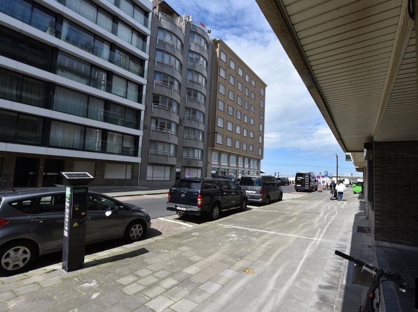 Gelijkvloerse studio op 50 meter van het strand, rustig gelegen in de Zwaluwenlaan – een brede zijstraat op wandelafstand van winkels en restaurants.<