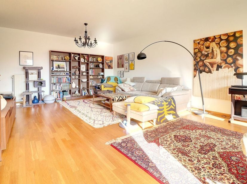 Mooi appartement van ca. 135 m² bestaande uit:<br />
<br />
1 woonkamer van ca. 35 m² met parketvloer<br />
1 volledig uitgeruste keuken van ca. 15 m²
