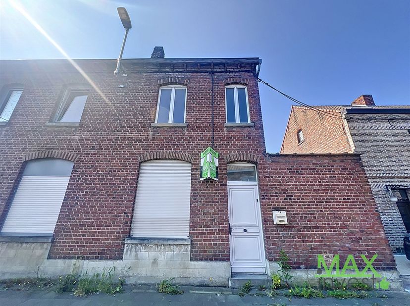 Maison 3 chambres et cour située à Mouscron :<br />
<br />
Hall d'entrée, séjour, cuisine équipée (four, taques, hotte, lave-vaisselle, frigo), sall