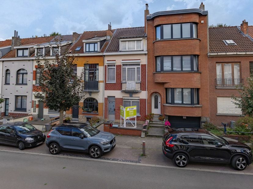 Immo Pické biedt u deze gunstig gelegen woning aan gelegen in Auderghem en gelegen in de nabijheid van alle voorzieningen, scholen, winkels, openbaar