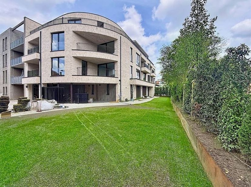 Dicht bij de NAVO, openbaar vervoer, de Ring, winkels, restaurants en de wekelijkse straat-markt, gloednieuw, eerste bewoning, appartement met 2 ruime