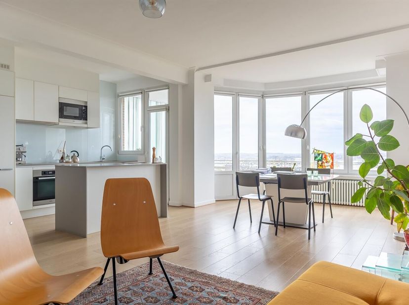 Property One vous propose ce superbe appartement traversant situé en face du Duden Park et à quelques pas de l'Altitude 100, à proximité des commerces
