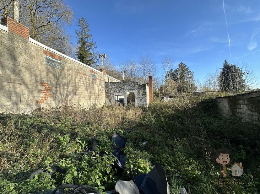 Lots de 7 Garages avec possibilité d'en faire plus à rénover dans un terrain à bâtir de 538m². <br />
28m de largeur <br />
23m de profondeur<br />