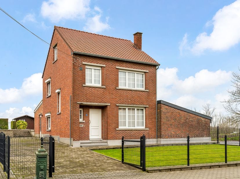 Vrijstaande gezinswoning met mogelijkheid tot de aankoop van 60a55ca achterliggende grond en een prachtig verzicht in de landelijke dorpskern van Mill