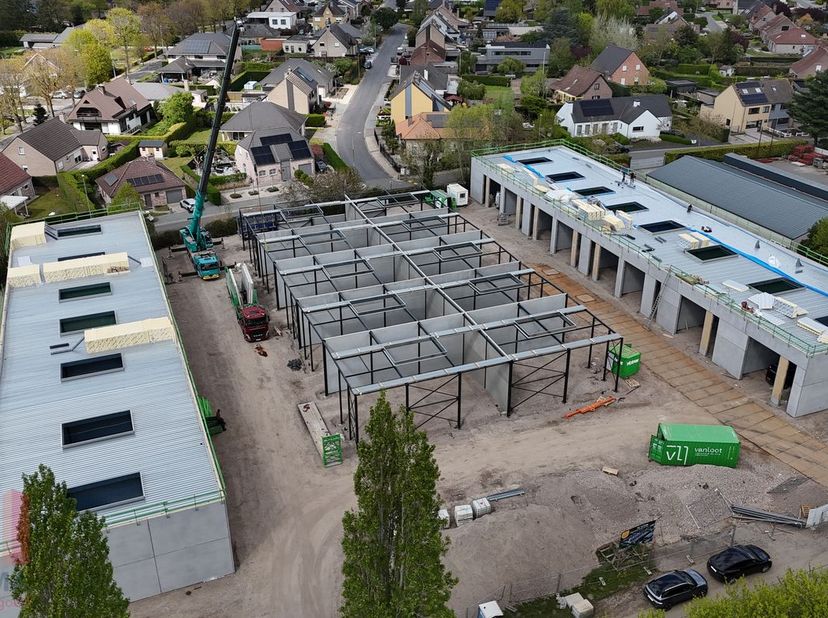 Kwaliteitsvolle nieuwbouw KMO-unit met een oppervlakte van 120 m². De unit maakt deel uit van een nieuw KMO-project "Saros-park" bestaande uit 25 KMO-