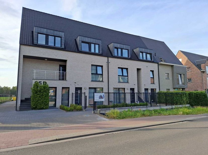 Gezellig en energiezuinig gelijkvloers appartement bestaande uit: leefruimte met open keuken, wasplaats, apart toilet, berging, badkamer met inloopdou