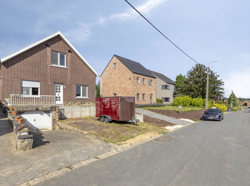 In een rustige straat in Vertrijk vindt u deze open bebouwing. Op minder dan 5 minuten rijden met fiets en/of wagen bereikt u het station van Vertrijk