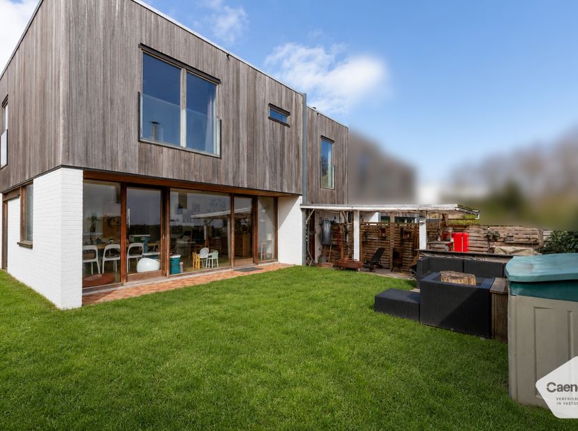 Deze prachtige halfopen woning biedt comfort, ruimte en een uitstekende ligging op een steenworp van de Plaatsduinen van Oostduinkerke. Met een bewoon
