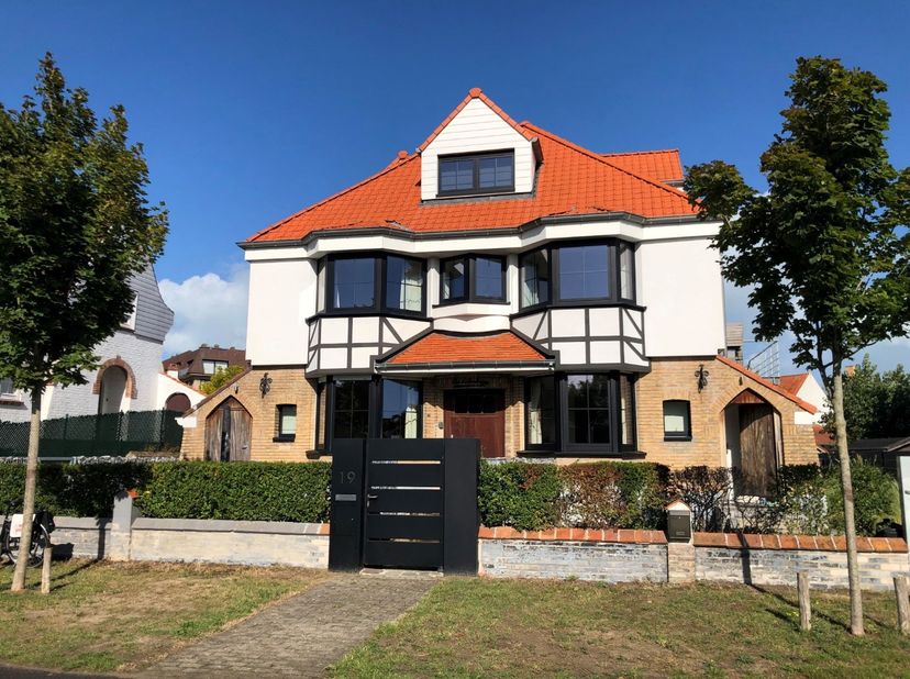 Appartement 1 chambre dans une petite résidence. L'appartement est partiellement meublé et comprend une cuisine, une salle à manger/salon avec placard