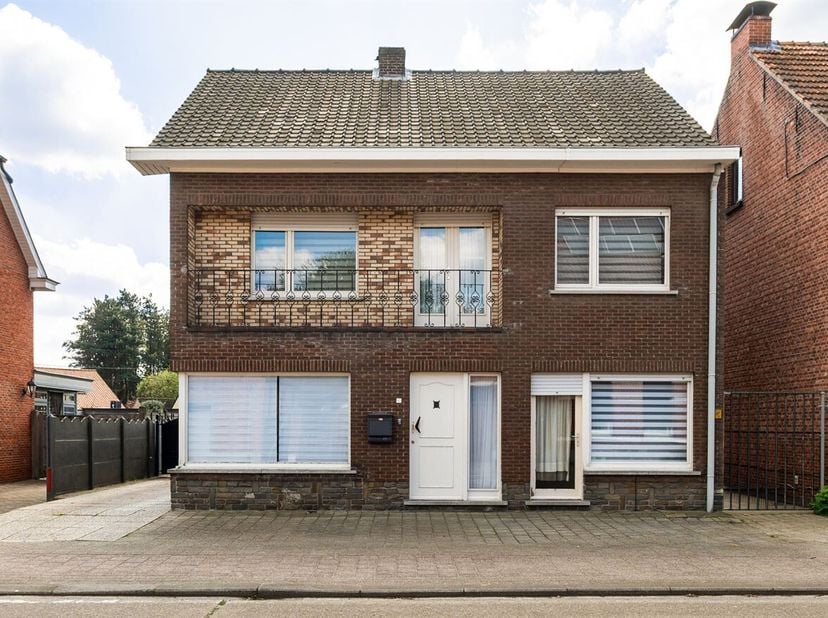 Nabij het centrum gelegen ruime woning met een kantoor of 2e woonkamer met aparte toegang. Goede bereikbaarheid en parkeergelegenheid voor en naast de