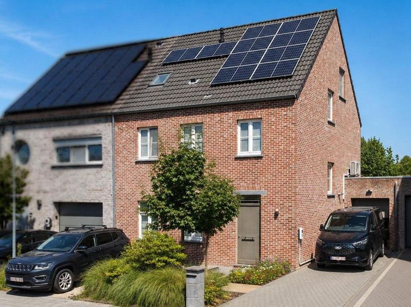 Op zoek naar een ruime gezinswoning met veel comfort, een fijne tuin en voldoende slaapkamers? Deze woning combineert ruimte en praktisch wooncomfort