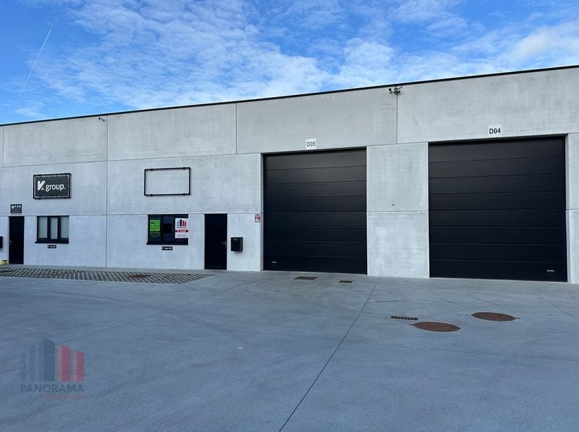 KMO-unit van 277 m² met 2 privatieve parkeerplaatsen te huur. Fenomenaal gelegen langs de bedrijvige Kortrijkseweg (N43) met een vlotte verbinding naa
