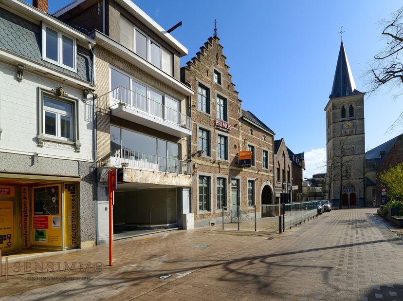 In het hart van Bree, waar geschiedenis en levendigheid elkaar ontmoeten, staat een uitzonderlijk pand te wachten op een nieuwe toekomst: het legendar