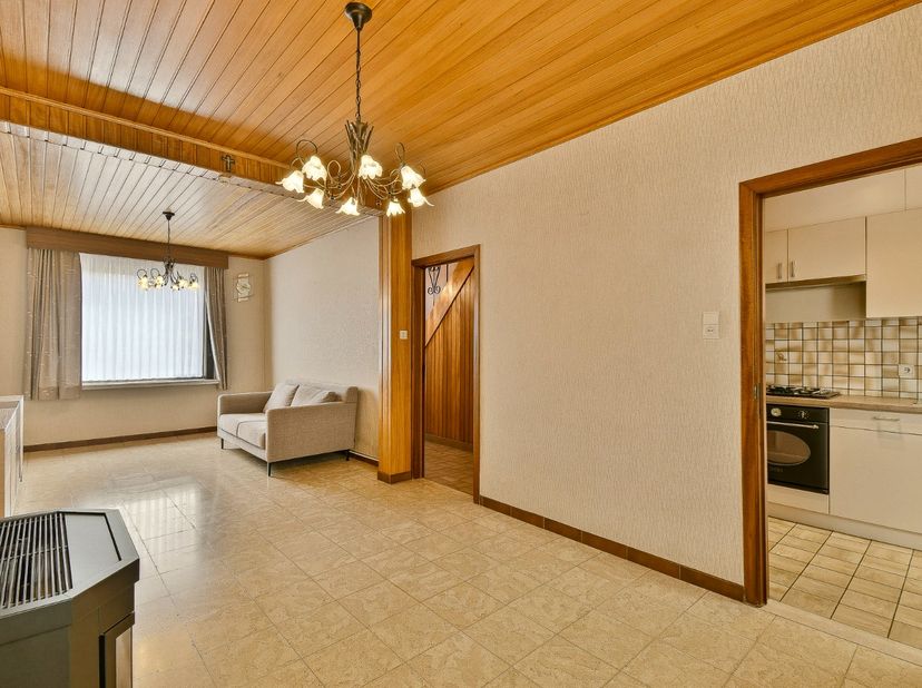 Deze op te frissen rijwoning biedt een uitstekende opportuniteit voor wie op zoek is naar een woning met potentieel die volledig naar eigen smaak kan