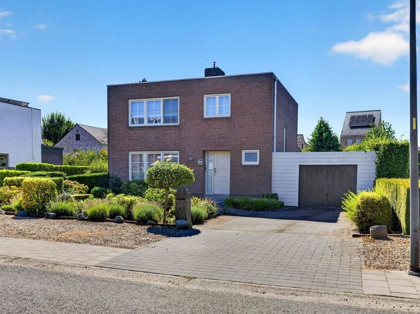 Goed onderhouden, vrijstaande woning met kelderverdieping en garage in een doodlopende straat, nabij het centrum<br />
<br />
Troeven<br />
- Geen