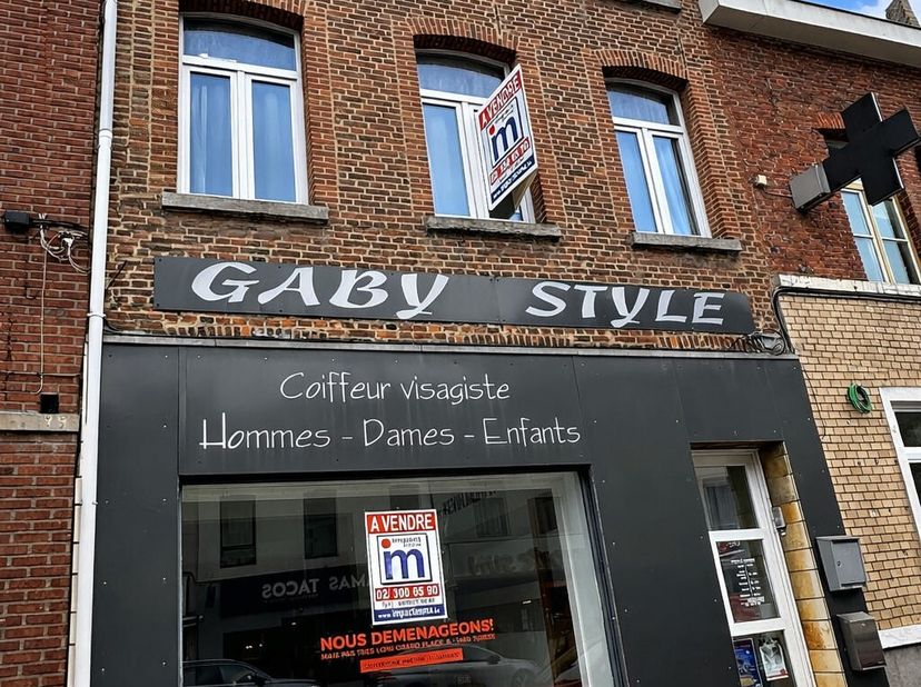 Ideaal gelegen in het centrum, vlakbij de Grote Markt en het station, een opbrengstpand bestaande uit: een commerciële begane grond van ca. 100 m² met