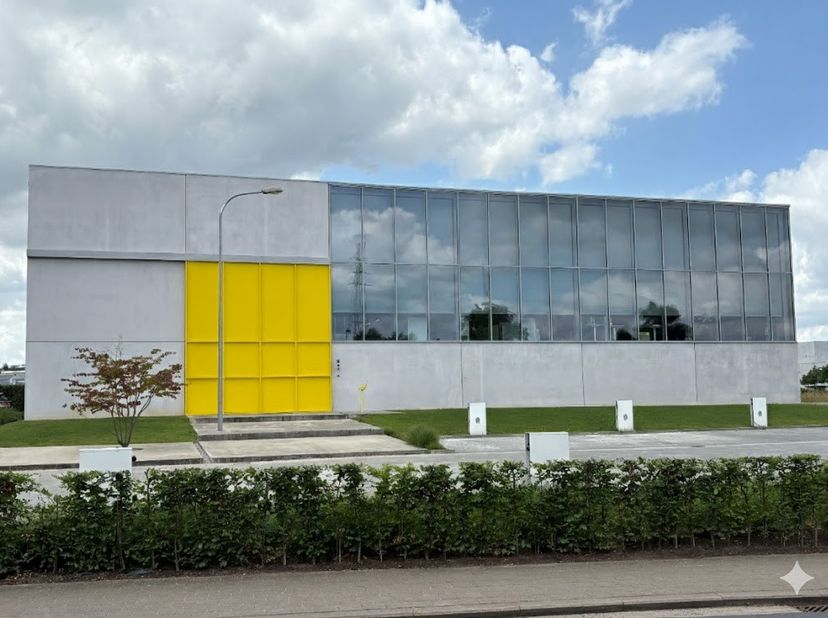 Uniek bedrijfsgebouw TE KOOP in Zwevegem op DE PLUIM. Wegens de sterke groei en verdere consolidatie gaat we op termijn verhuizen en komt dit pand vri