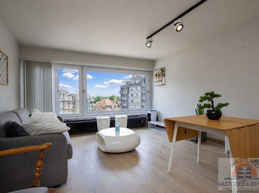 Instapklare designstudio met aparte slaaphoek op 50 meter van het strand. Zuidgericht, smaakvol gerenoveerd en afgewerkt met hoogwaardige materialen.
