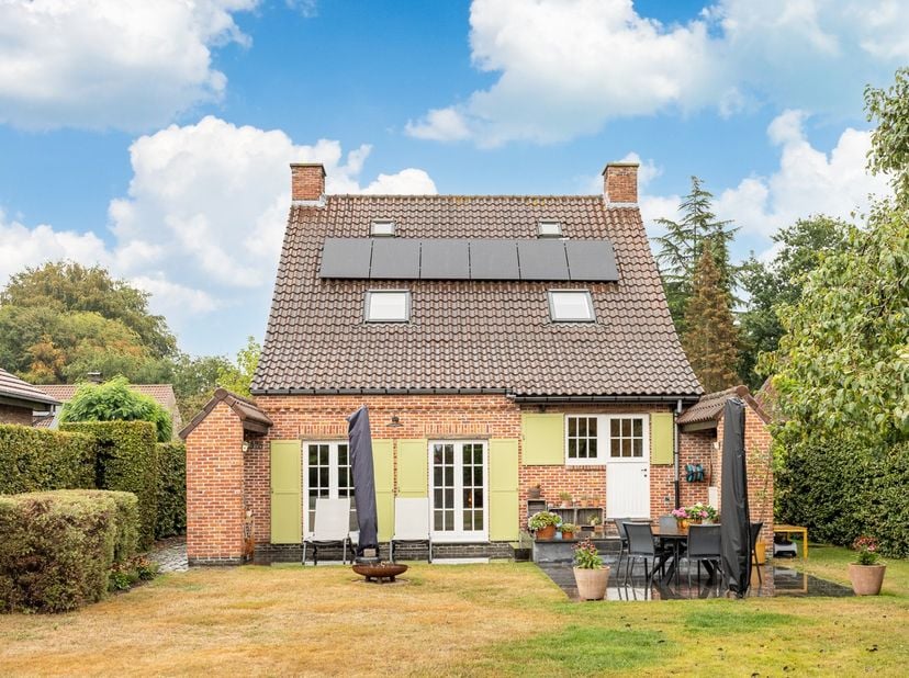 À la recherche d’une maison prête à emménager, avec du caractère, du confort et un environnement verdoyant et paisible ? Cette maison familiale soigne