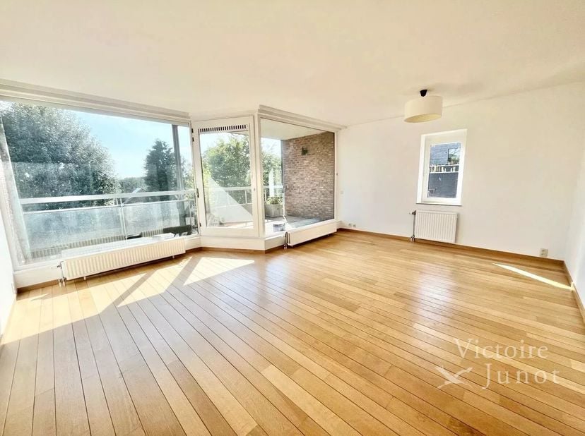 Bien présenté par Alexandra Dewitte Tel : 0473/84.61.61 ou alexandra.dewitte@victoire.be<br />
Victoire Junot vous propose sur Uccle, à proximité de l