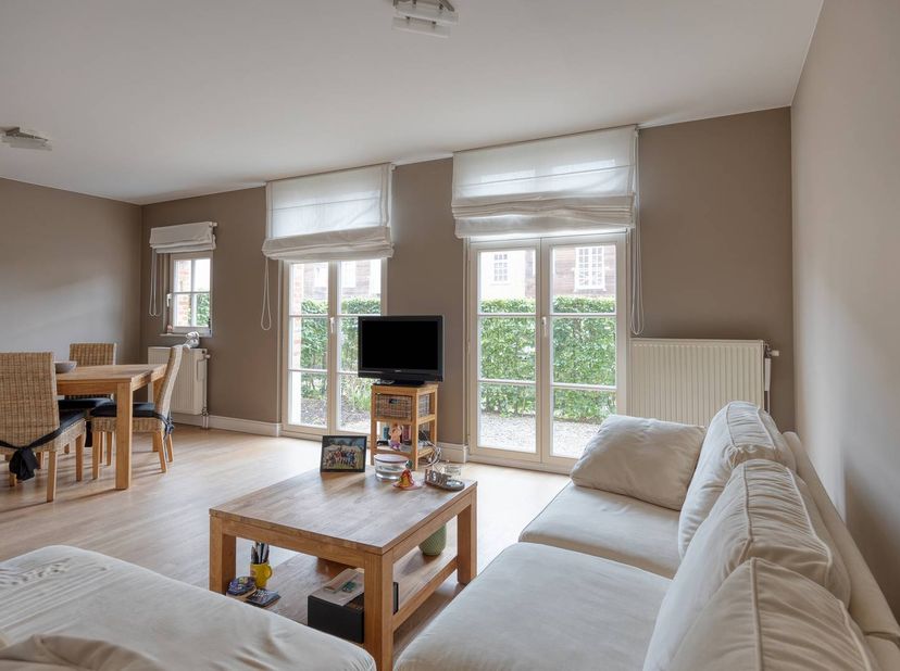 Cet appartement prêt à emménager au rez-de-chaussée à vendre à Kruibeke offre la combinaison idéale de paix, d'espace et de confort de vie moderne. Si
