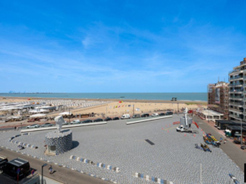 Appartement non meublé de 3 chambres situé sur la place Rubens, offrant une vue imprenable sur la mer.<br />
Entrée avec vestiaire et toilettes invité